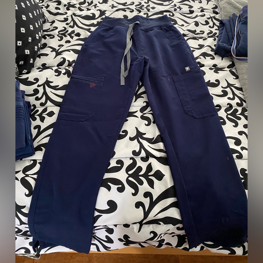 Pants are petite! A bit of stain but still good condition!